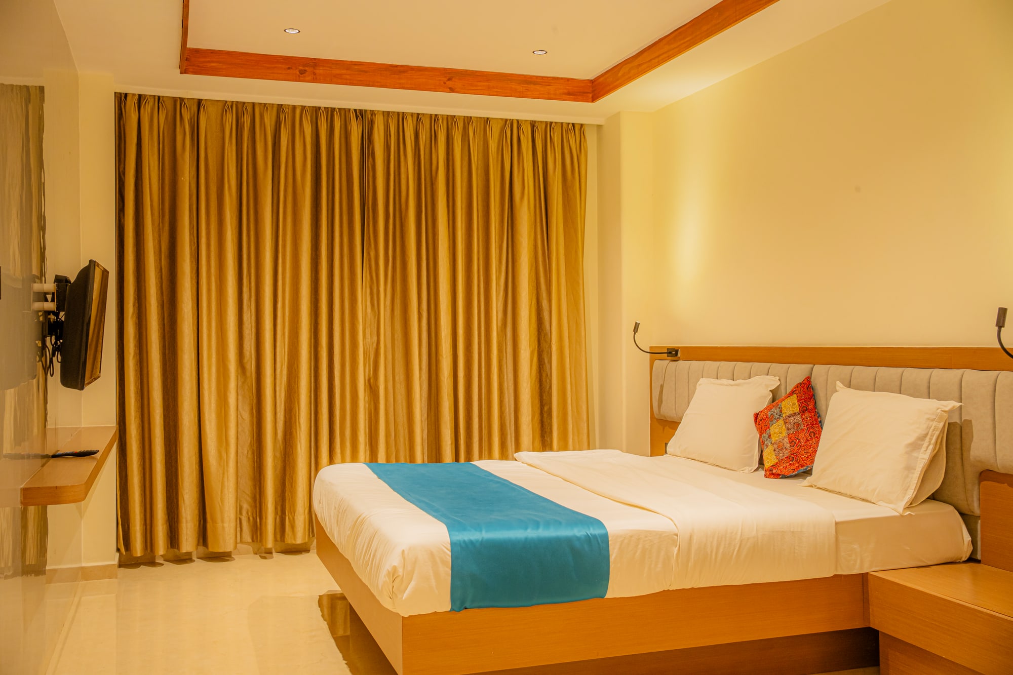 Hotel Prince Residency suite king bed